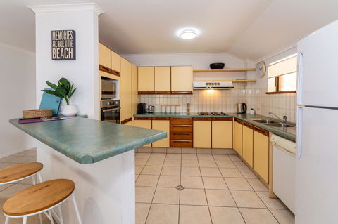 Spacious Family Unit With Incredible Views. - Tourism Townsville 11