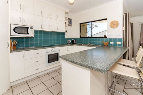 Waterfront Views From Private Rooftop Balcony - Bayview South Esp, Bongaree - Tourism Townsville 8