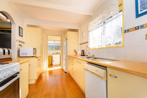 Pet Friendly Cottage In The Heart Of Bribie - Wirraway St, Bongaree - Tourism Townsville 7