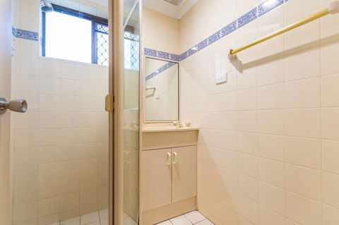 Great Views, Ground Floor Unit Clearview Apartments South Esplande, Bongaree - Tourism Townsville 8