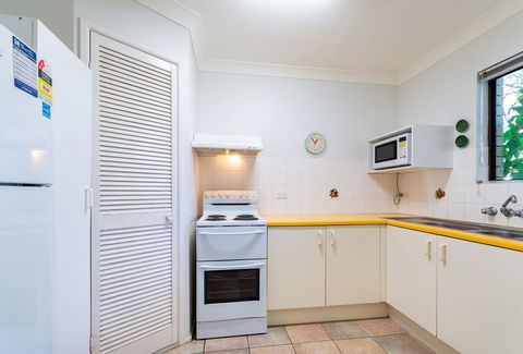 Great Views, Ground Floor Unit Clearview Apartments South Esplande, Bongaree - Tourism Townsville 14