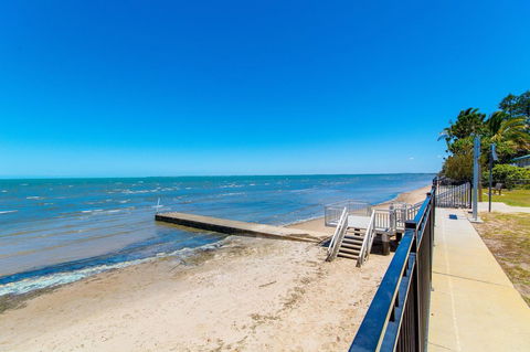 Ground Floor Air Conditioned, Fabulous Waterviews Overlooking Pumicestone Passage - Tourism Townsville 13