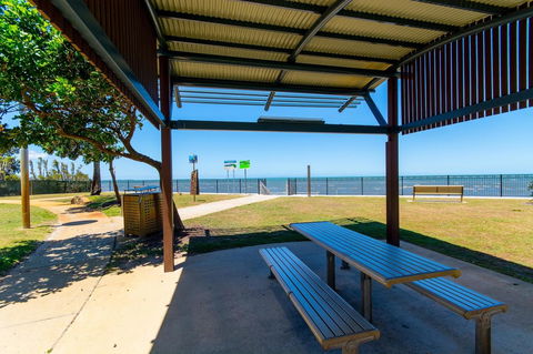 Ground Floor Air Conditioned, Fabulous Waterviews Overlooking Pumicestone Passage - Tourism Townsville 15