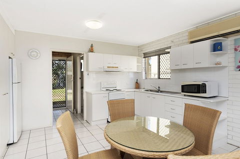 Ground Floor Air Conditioned, Fabulous Waterviews Overlooking Pumicestone Passage - Tourism Townsville 2