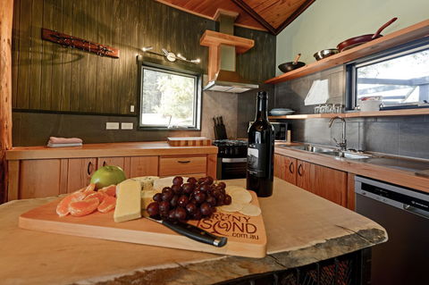Taylors Bay Cottage - Tourism Townsville 6