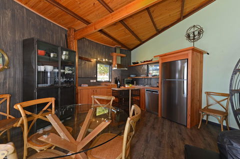 Taylors Bay Cottage - Tourism Townsville 4