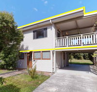 'Beach Break 1' 1/10 Lionel Street - upstairs unit with Aircon - Tourism Townsville