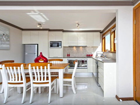 'Beach Break 2', 2/10 Lionel St - Downstairs Unit With Aircon - Tourism Townsville 2