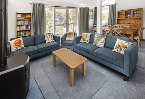 'Matilda' - Spacious & Centrally Located With Great Lake Views - Tourism Townsville 1