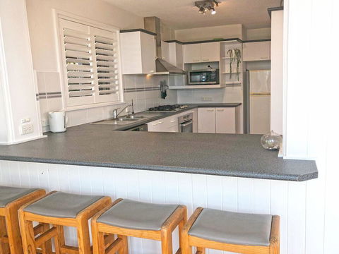 'Mooring One Downstairs', 23 Shoal Bay Rd - Fantastic Ground Floor Duplex With Views, WIFI And Air Conditioning - Tourism Townsville 2