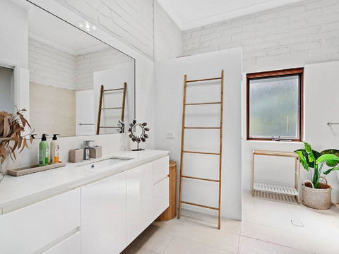 'Nunkeri', 5 Kerrie Close - Stunning House With Fabulous Views, Linen, WIFI & Air Conditioning - Tourism Townsville 3