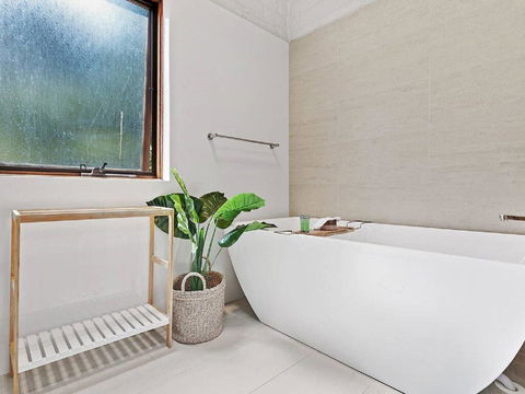 'Nunkeri', 5 Kerrie Close - Stunning House With Fabulous Views, Linen, WIFI & Air Conditioning - Tourism Townsville 2