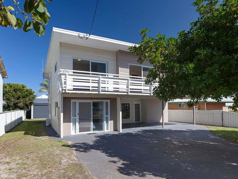 'SeaHaven', 2 Richardson Ave - Large Home With Aircon, Smart TV, WIFI, Netflix & Boat Parking - Tourism Townsville 0