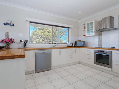 'SeaHaven', 2 Richardson Ave - Large Home With Aircon, Smart TV, WIFI, Netflix & Boat Parking - Tourism Townsville 3