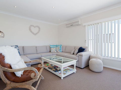 'SeaHaven', 2 Richardson Ave - Large Home With Aircon, Smart TV, WIFI, Netflix & Boat Parking - Tourism Townsville 2