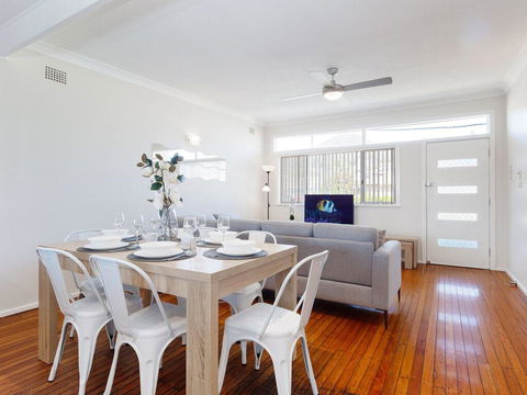 'Shoalz', 28 Rigney Street - Renovated Pet Friendly Cottage & Boat Parking - Tourism Townsville 2