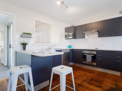 'Shoalz', 28 Rigney Street - Renovated Pet Friendly Cottage & Boat Parking - Tourism Townsville 3