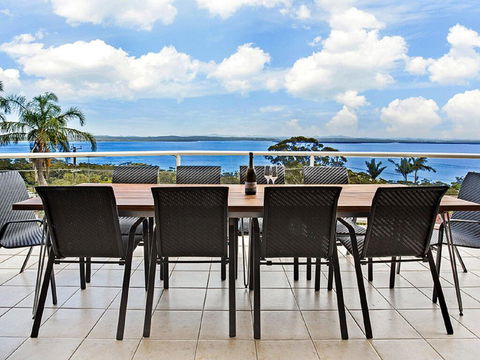'The Bay', 25 Wallawa Rd - Huge Home With Aircon, Spectacular Views & Chromecast - Tourism Townsville 3