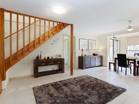 'Willows At The Bay' 111 Horace St - Large House With Aircon, WIFI And Boat Parking. - Tourism Townsville 3