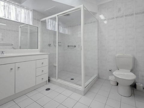 1 'Laman Lodge', 15 Laman Street - Stunning Air Conditioned Unit With Water Views And WIFI - Tourism Townsville 1