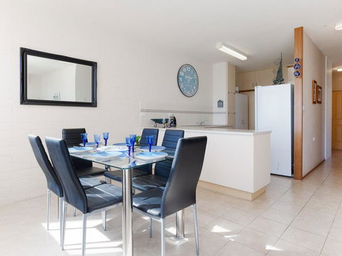 1 'Little Hut', 20 Kurrawa Close - Spectacular Water Views, NBN & Air Conditioned - Tourism Townsville 3