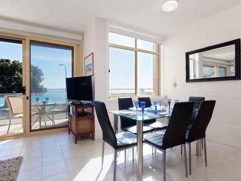 1 'Little Hut', 20 Kurrawa Close - Spectacular Water Views, NBN & Air Conditioned - Tourism Townsville 1
