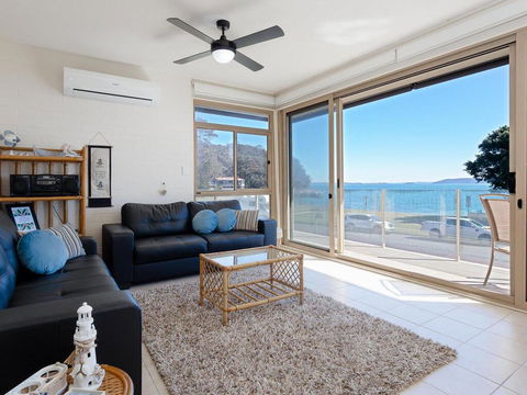 1 'Little Hut', 20 Kurrawa Close - Spectacular Water Views, NBN & Air Conditioned - Tourism Townsville 2