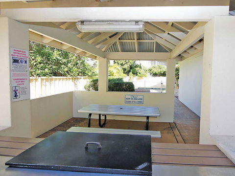 1 'SEASHELLS' 21-23 MAGNUS STREET - WIFI, POOL, LIFT & AIR CONDITIONING - Tourism Townsville 3