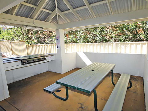 1 'SEASHELLS' 21-23 MAGNUS STREET - WIFI, POOL, LIFT & AIR CONDITIONING - Tourism Townsville 2