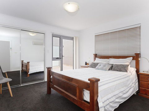 1 'Seaview', 9 Church Street - Huge Air Conditioned Unit With Lift & WIFI - Tourism Townsville 3