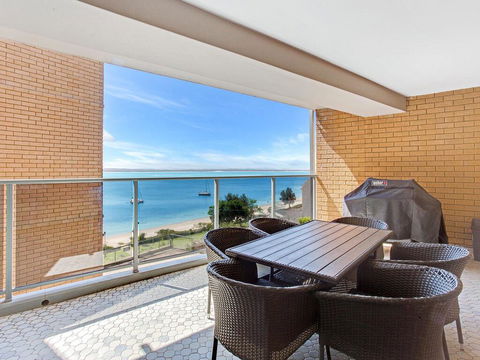10 'Kiah' 53 Victoria Parade - Waterfront Views, AIRCON And Close To The Marina. - Tourism Townsville 2