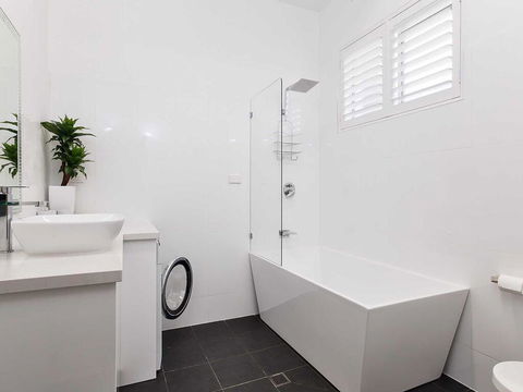 13 'Bayview Towers', 15 Victoria Parade - Ground Floor Unit With Magical Water Views - Tourism Townsville 3