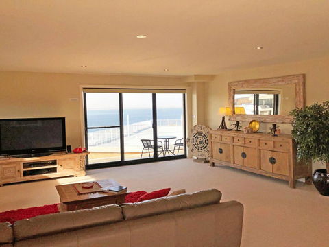 15 Dolphin Cove, 2 - 6 Government Rd - Stunning Penthouse With Views, Lift & Ducted Air Conditioning - Tourism Townsville 1