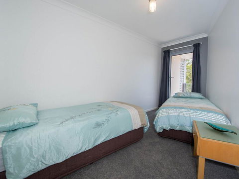 18 'Shoal Bay Beach Apartments' - Fantastic Air Conditioned Unit With A Pool & Lift - Tourism Townsville 1