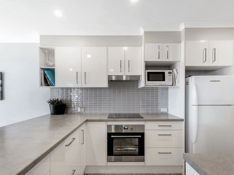 19 'Bay Parklands', 2 Gowrie Avenue - Ground Floor Renovated Unit With Water Views & WIFI - Tourism Townsville 1
