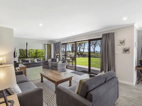 19 'Bay Parklands', 2 Gowrie Avenue - Ground Floor Renovated Unit With Water Views & WIFI - Tourism Townsville 0