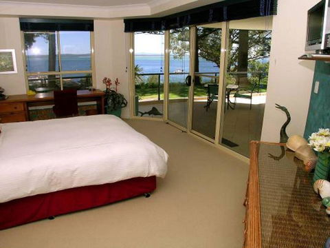 2 'Magnus Pines' 52-56 Magnus Street - Stunning Unit With Aircon, Water Views & Foxtel - Tourism Townsville 1