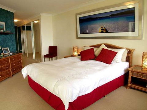 2 'Magnus Pines' 52-56 Magnus Street - Stunning Unit With Aircon, Water Views & Foxtel - Tourism Townsville 2