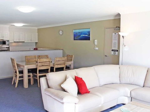 2 'Seashells' 21-23 Magnus Street - Pool , Lift , Aircon - Tourism Townsville 3