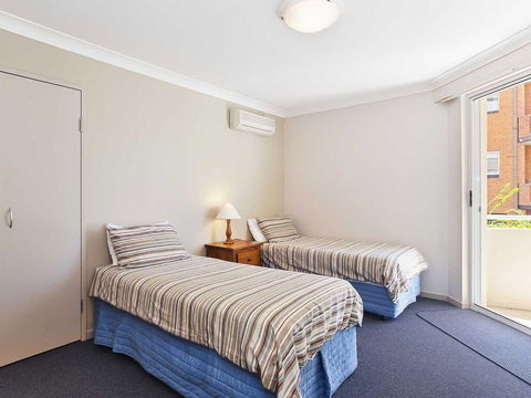 2 'Seashells' 21-23 Magnus Street - Pool , Lift , Aircon - Tourism Townsville 1