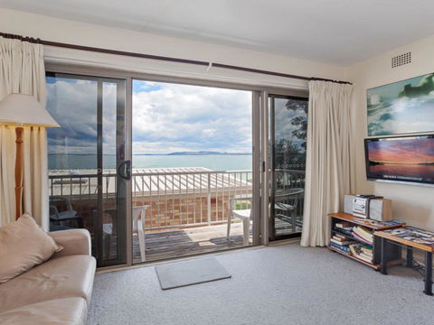 2 'Sunnie Belle' 3 Victoria Parade- Water Views Over Nelson Bay Foreshore - Tourism Townsville 2
