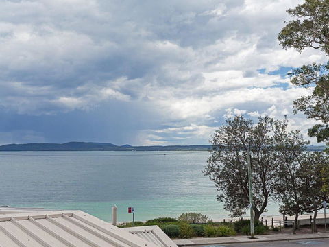 2 'Sunnie Belle' 3 Victoria Parade- Water Views Over Nelson Bay Foreshore - Tourism Townsville 0