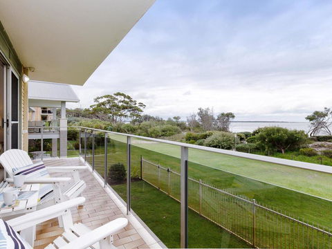 2 'The Helm' 22 Voyager Cl - Stunning Waterfront Unit With Air Conditioning - Tourism Townsville 0