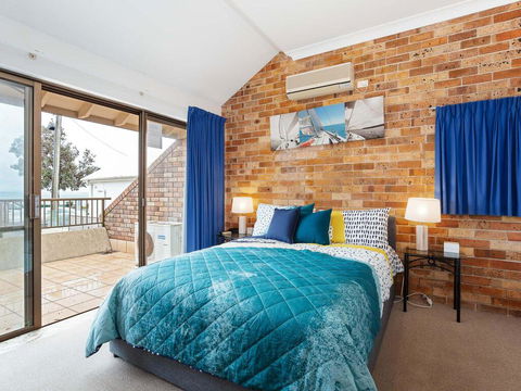 2 'Yachtsman Rest', 37 Victoria Parade - Foxtel, Aircon, Waterviews - Tourism Townsville 1