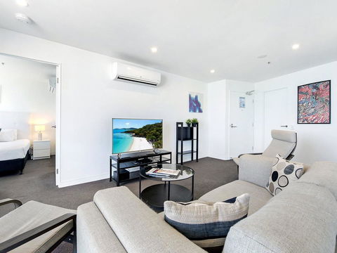 2 Bedroom Ocean View Apartment In Surfers Paradise - Tourism Townsville 1