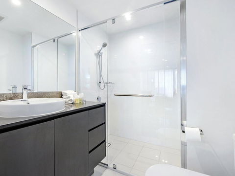 2 Bedroom Ocean View Apartment In Surfers Paradise - Tourism Townsville 2