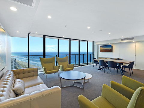 2 Bedroom Ocean View Apartment In Surfers Paradise - Tourism Townsville 3