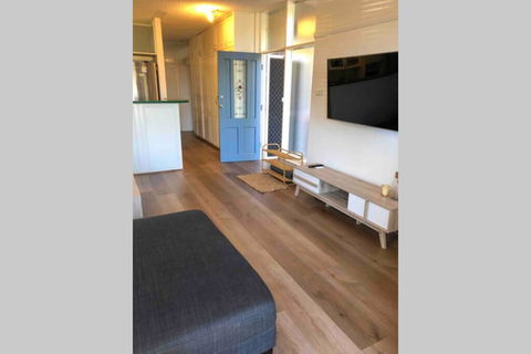2 Bedroom, SHORT Walk To CBD,BEACH And DARBY ST - Tourism Townsville 3