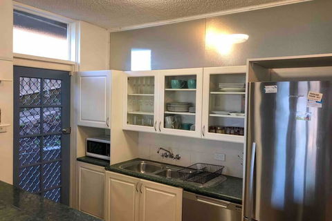 2 Bedroom, SHORT Walk To CBD,BEACH And DARBY ST - Tourism Townsville 2