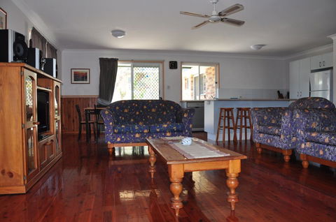 23 Carlo Road - Lowset Family Home Within Walking Distance To The Shopping Centre. Pet Friendly - Tourism Townsville 0